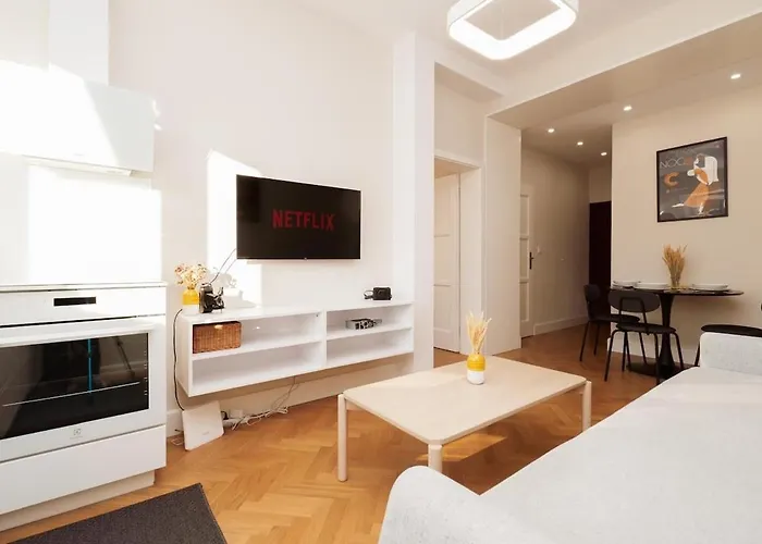 Charming Train Lines Lägenhet